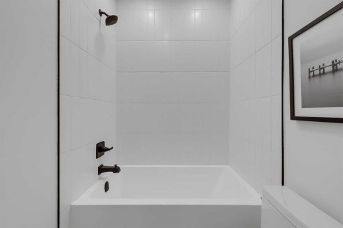 520 22 Avenue Nw, Calgary, AB - Indoor Photo Showing Bathroom