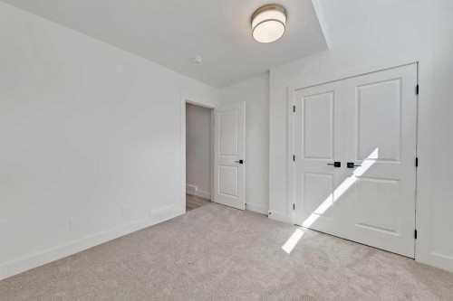 520 22 Avenue Nw, Calgary, AB - Indoor Photo Showing Other Room