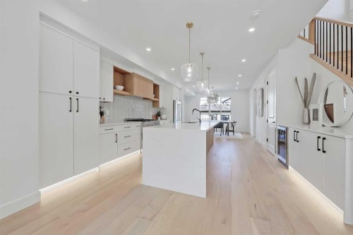 520 22 Avenue Nw, Calgary, AB - Indoor Photo Showing Kitchen With Upgraded Kitchen