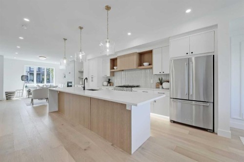 520 22 Avenue Nw, Calgary, AB - Indoor Photo Showing Kitchen With Upgraded Kitchen
