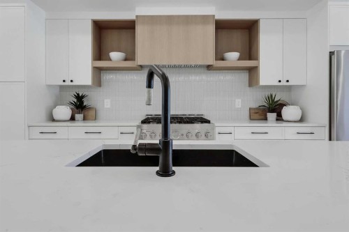520 22 Avenue Nw, Calgary, AB - Indoor Photo Showing Kitchen