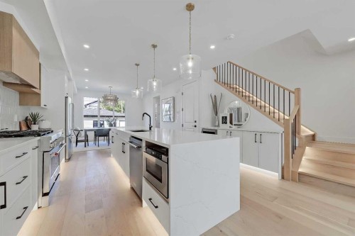 520 22 Avenue Nw, Calgary, AB - Indoor Photo Showing Kitchen With Upgraded Kitchen