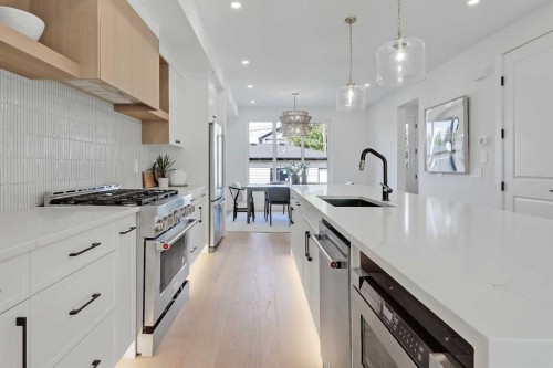 520 22 Avenue Nw, Calgary, AB - Indoor Photo Showing Kitchen With Upgraded Kitchen