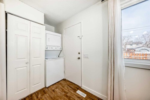 25 Erin Ridge Road Se, Calgary, AB - Indoor Photo Showing Laundry Room