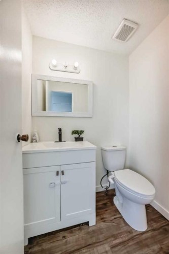 25 Erin Ridge Road Se, Calgary, AB - Indoor Photo Showing Bathroom