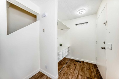 25 Erin Ridge Road Se, Calgary, AB - Indoor Photo Showing Other Room
