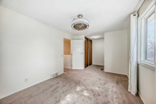 25 Erin Ridge Road Se, Calgary, AB - Indoor Photo Showing Other Room