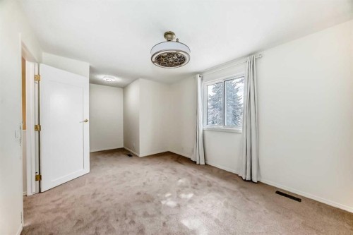 25 Erin Ridge Road Se, Calgary, AB - Indoor Photo Showing Other Room