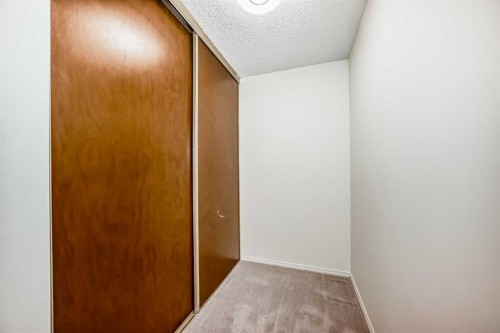 25 Erin Ridge Road Se, Calgary, AB - Indoor Photo Showing Other Room