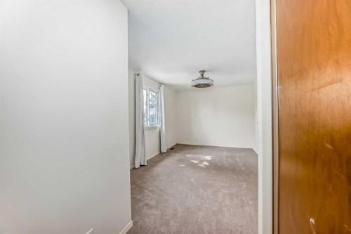 25 Erin Ridge Road Se, Calgary, AB - Indoor Photo Showing Other Room