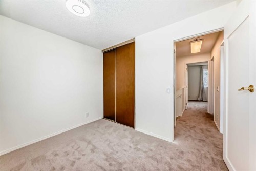 25 Erin Ridge Road Se, Calgary, AB - Indoor Photo Showing Other Room