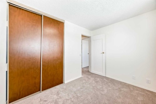 25 Erin Ridge Road Se, Calgary, AB - Indoor Photo Showing Other Room