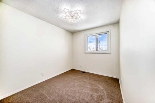 25 Erin Ridge Road Se, Calgary, AB - Indoor Photo Showing Other Room