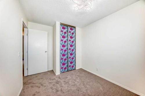 25 Erin Ridge Road Se, Calgary, AB - Indoor Photo Showing Other Room