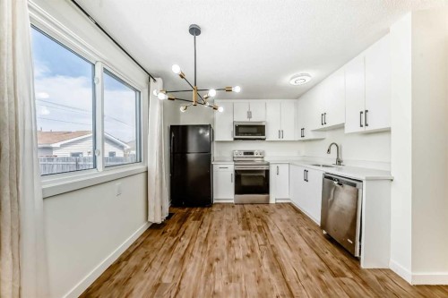 25 Erin Ridge Road Se, Calgary, AB - Indoor Photo Showing Kitchen With Upgraded Kitchen