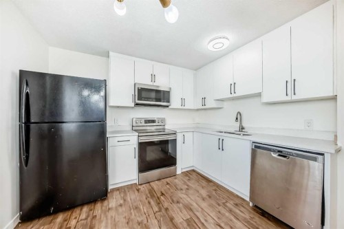 25 Erin Ridge Road Se, Calgary, AB - Indoor Photo Showing Kitchen