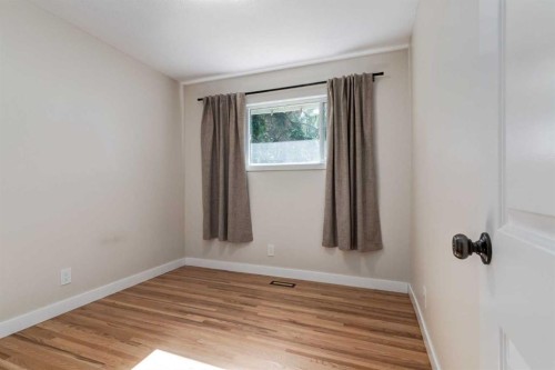 840 Raynard Crescent Se, Calgary, AB - Indoor Photo Showing Other Room
