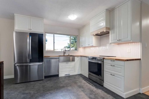840 Raynard Crescent Se, Calgary, AB - Indoor Photo Showing Kitchen With Stainless Steel Kitchen