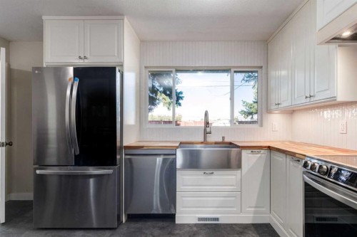 840 Raynard Crescent Se, Calgary, AB - Indoor Photo Showing Kitchen With Stainless Steel Kitchen