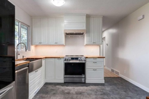 840 Raynard Crescent Se, Calgary, AB - Indoor Photo Showing Kitchen With Upgraded Kitchen
