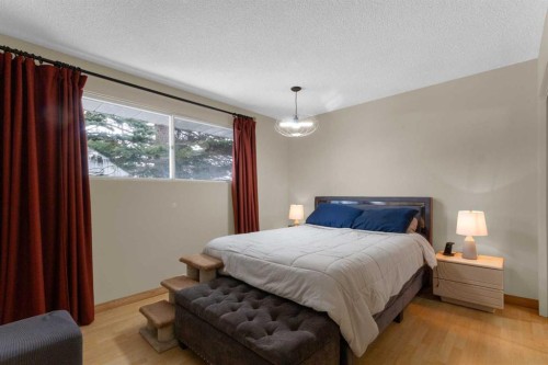60 Dalhurst Way Nw, Calgary, AB - Indoor Photo Showing Bedroom