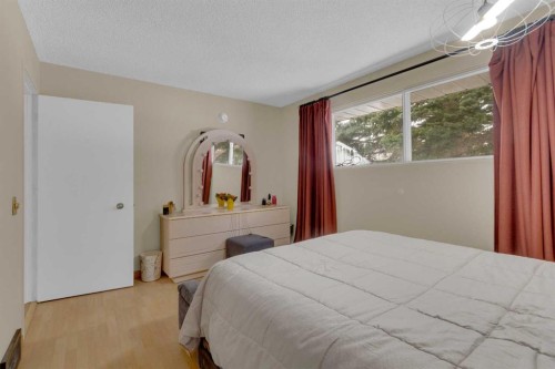 60 Dalhurst Way Nw, Calgary, AB - Indoor Photo Showing Bedroom