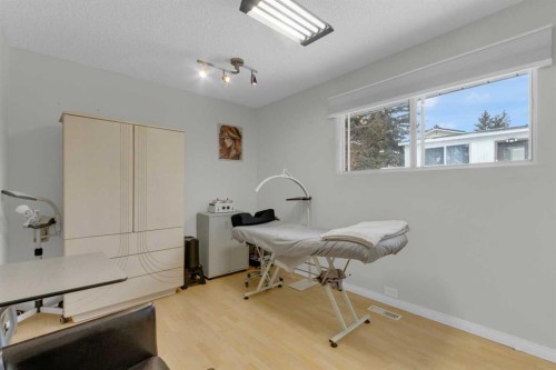 60 Dalhurst Way Nw, Calgary, AB - Indoor