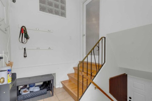 60 Dalhurst Way Nw, Calgary, AB - Indoor Photo Showing Other Room