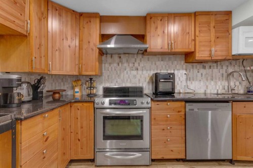 60 Dalhurst Way Nw, Calgary, AB - Indoor Photo Showing Kitchen