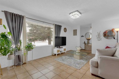 60 Dalhurst Way Nw, Calgary, AB - Indoor Photo Showing Living Room