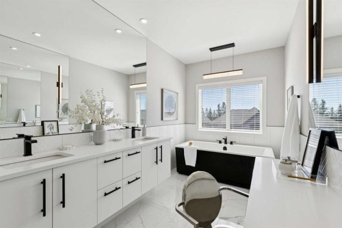 7865 8A Avenue Sw, Calgary, AB - Indoor Photo Showing Bathroom