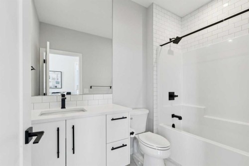 7865 8A Avenue Sw, Calgary, AB - Indoor Photo Showing Bathroom