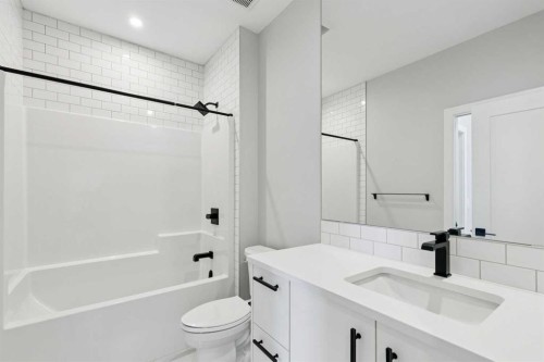 7865 8A Avenue Sw, Calgary, AB - Indoor Photo Showing Bathroom