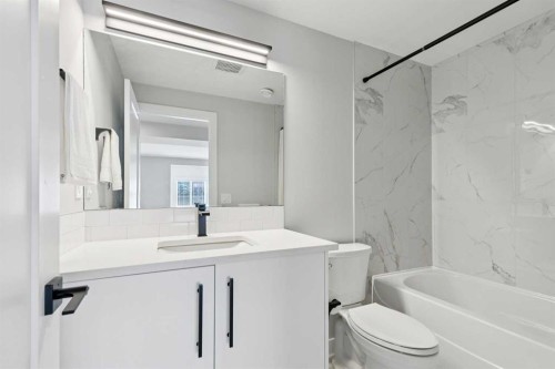 7865 8A Avenue Sw, Calgary, AB - Indoor Photo Showing Bathroom