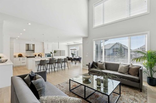 7865 8A Avenue Sw, Calgary, AB - Indoor Photo Showing Living Room