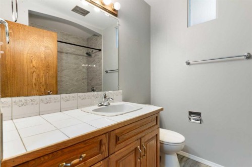 3228 Breen Crescent Nw, Calgary, AB - Indoor Photo Showing Bathroom