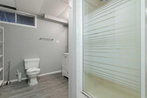 3228 Breen Crescent Nw, Calgary, AB - Indoor Photo Showing Bathroom
