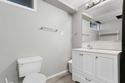 3228 Breen Crescent Nw, Calgary, AB - Indoor Photo Showing Bathroom