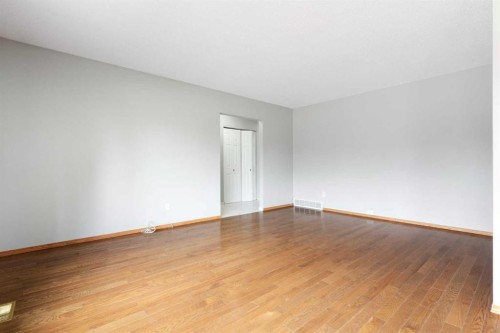 3228 Breen Crescent Nw, Calgary, AB - Indoor Photo Showing Other Room
