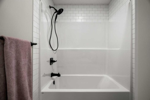 135 Silver Spruce Grove Sw, Calgary, AB - Indoor Photo Showing Bathroom