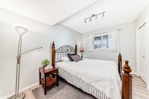 19 Sunlake Gardens Se, Calgary, AB - Indoor Photo Showing Bedroom