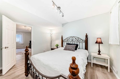 19 Sunlake Gardens Se, Calgary, AB - Indoor Photo Showing Bedroom