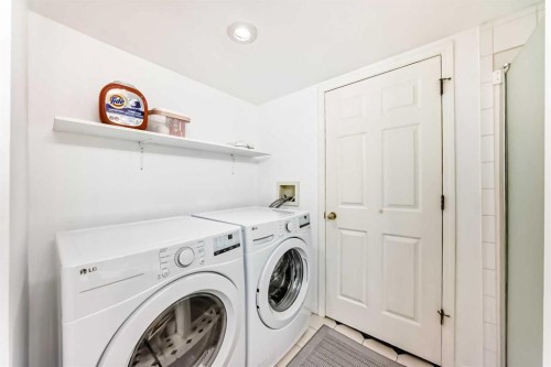 19 Sunlake Gardens Se, Calgary, AB - Indoor Photo Showing Laundry Room