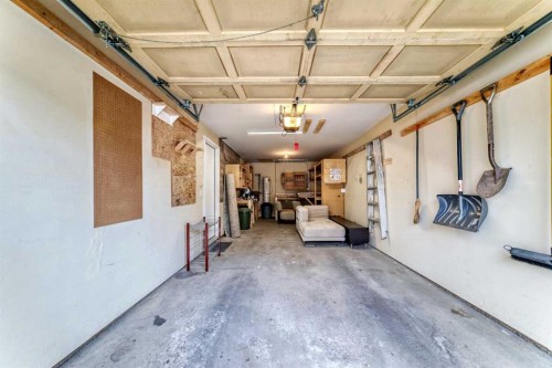 19 Sunlake Gardens Se, Calgary, AB - Indoor Photo Showing Garage