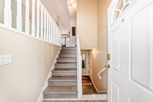 19 Sunlake Gardens Se, Calgary, AB - Indoor Photo Showing Other Room