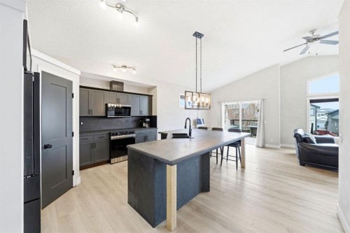 165 Thornfield Close SE Airdrie, AB T4A 2K8