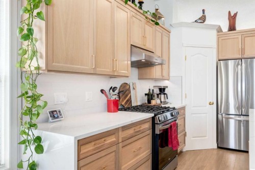 402 Rocky Ridge Cove Nw, Calgary, AB - Indoor Photo Showing Kitchen With Upgraded Kitchen