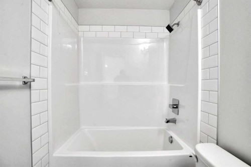 1102-33 Carringham Gate Nw, Calgary, AB - Indoor Photo Showing Bathroom
