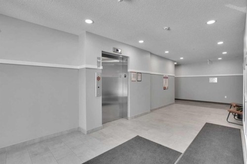 1102-33 Carringham Gate Nw, Calgary, AB - Indoor
