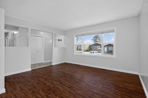727 Macleay Road Ne, Calgary, AB - Indoor Photo Showing Other Room